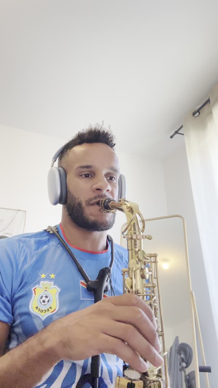 A saxophone performance without sheet music